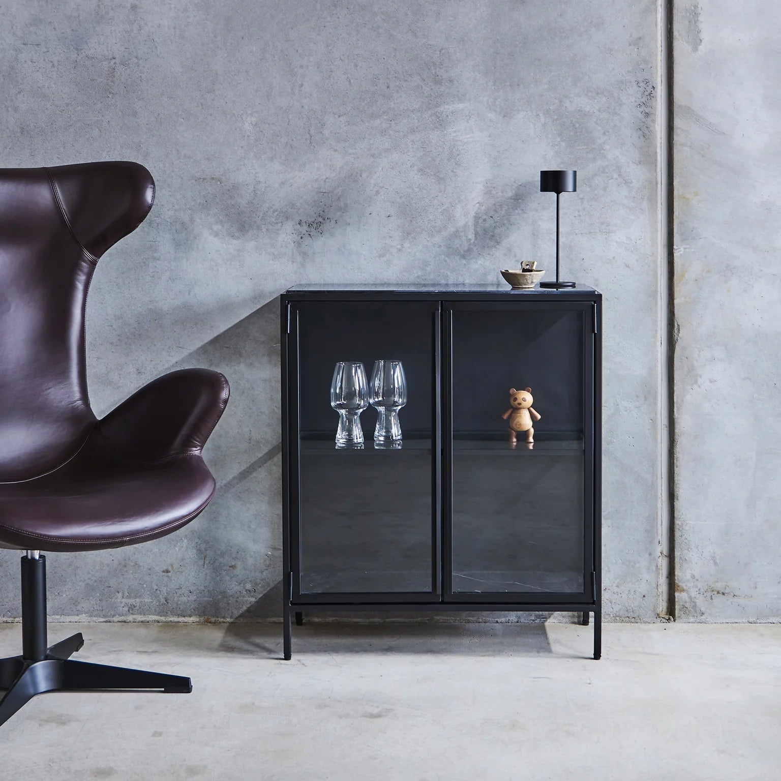 Mason II Vitrinenschrank – schwarzes Metall